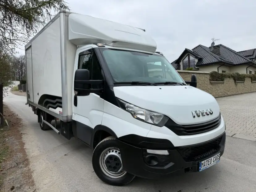 Biały Iveco Daily, idealny bus do 3.5 t na haku, gotowy do transportu.