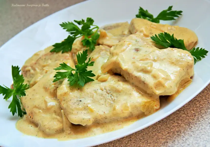 Jak zrobić soczystą pierś z indyka w sosie? Sekret tkwi w duszeniu!