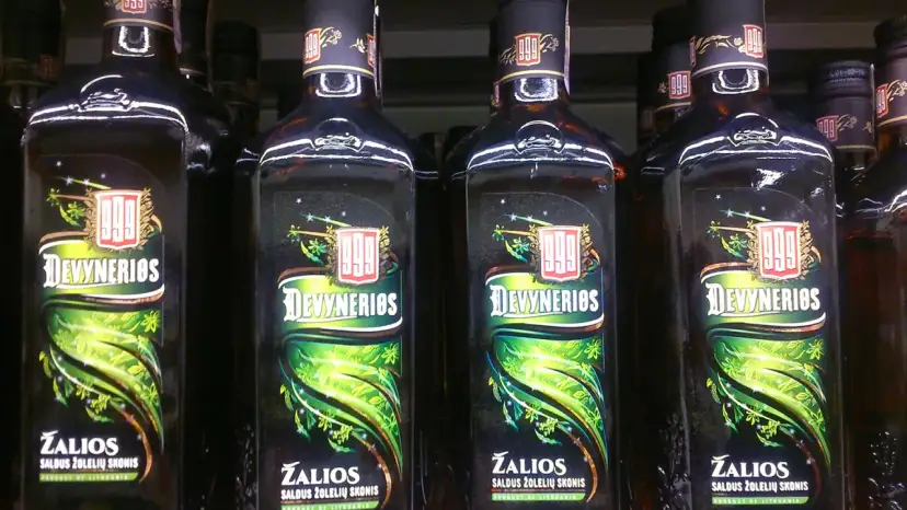 Butelki litewskiej nalewki "Devynerios" z ziołowym smakiem. Warto przywieźć z Litwy!