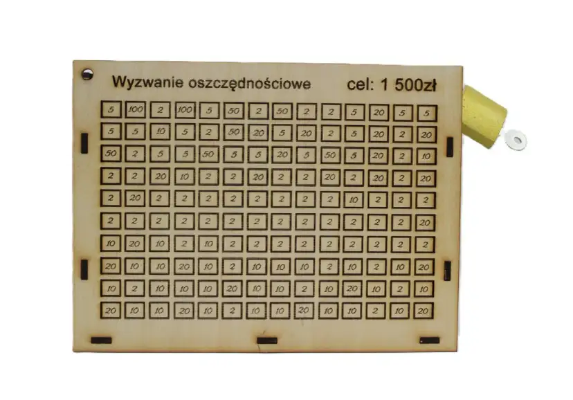 Drewniana skarbonka na kłódkę z wyzwaniem oszczędnościowym na 1500 zł. Siatka pól z nominałami monet do zaznaczania.