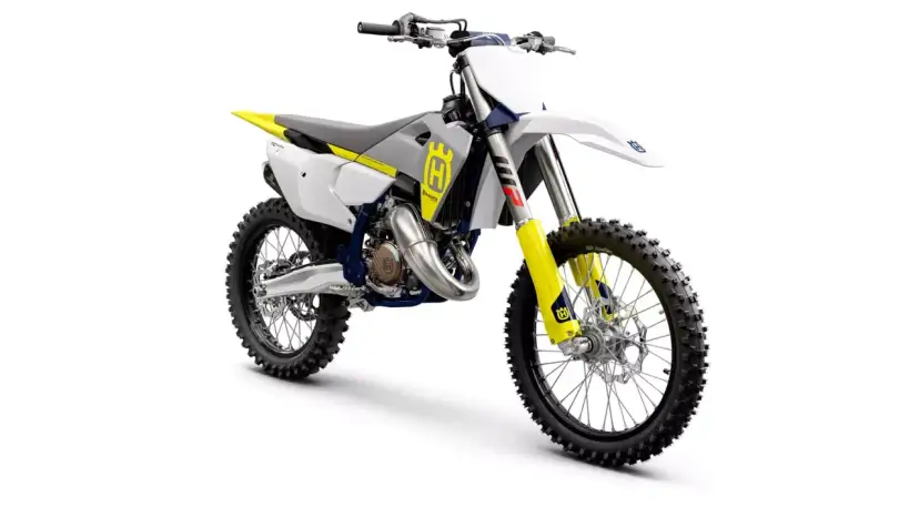Motocykl crossowy Husqvarna TC 125 z żółtymi elementami na białym tle.