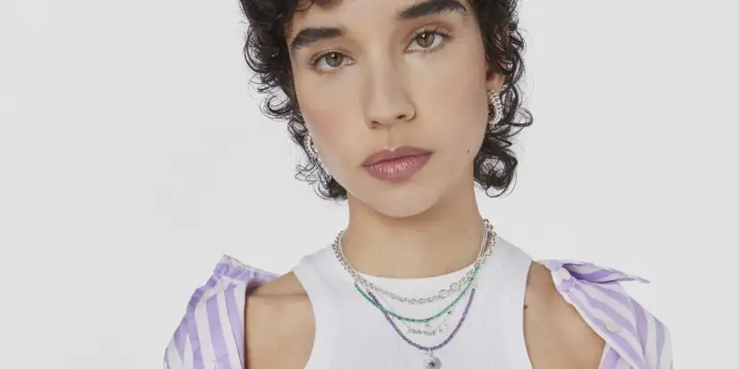 Jakie naszyjniki najlepiej pasują do dekoltu w serek? Odkryj idealne wybory