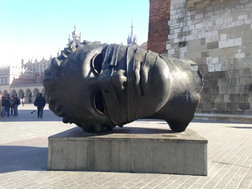 Rzeźba "Eros Bendato" Igora Mitoraja na Rynku Głównym w Krakowie.