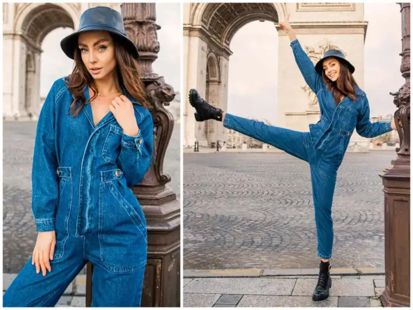 Kobieta w dżinsowym kombinezonie i kapeluszu, pozująca na tle Łuku Triumfalnego. Inspiracja, jak uszyć kombinezon damski.