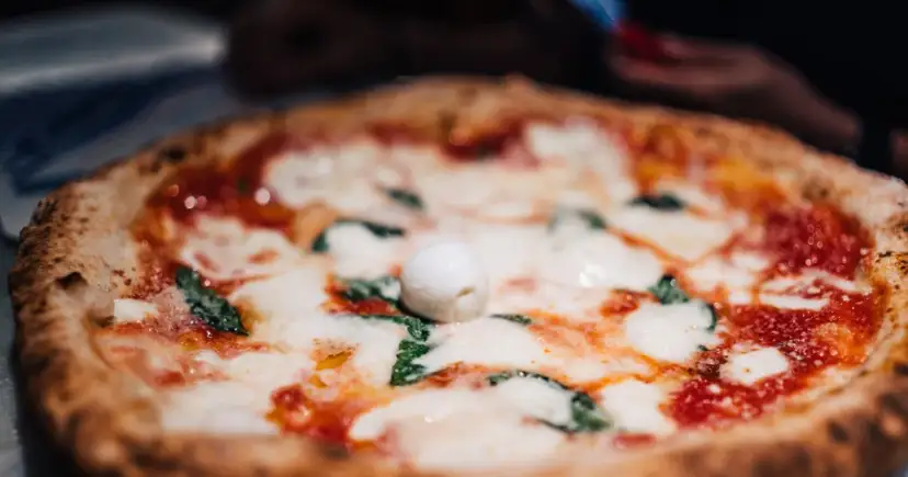 Maîtrisez la pâte à pizza épaisse et moelleuse : ma recette infaillible