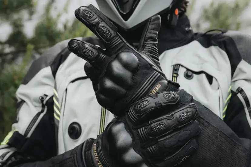 Za ciasne rękawice motocyklowe? Rozciągnij je bezpiecznie!