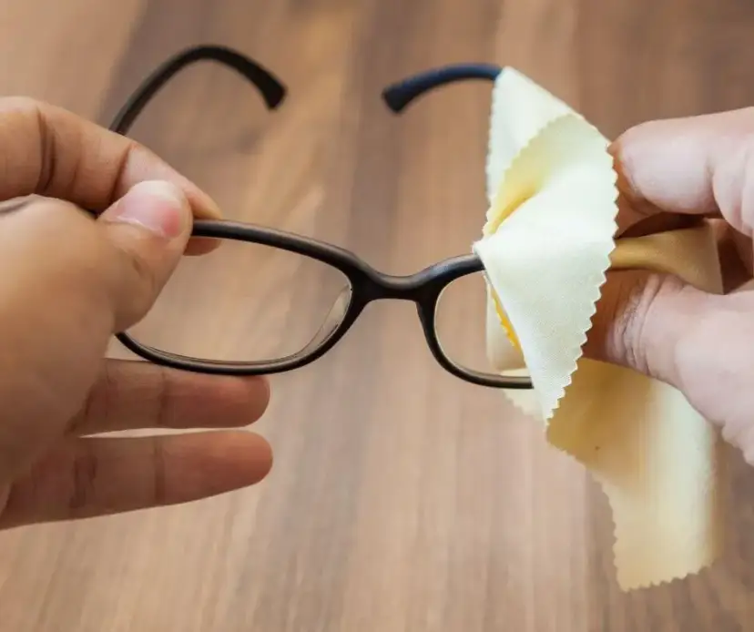 Jak czyścić okulary? Poradnik Vision Express dla krystalicznego widzenia