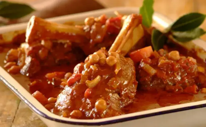 Jak przyrządzić jagnięcinę duszoną, aby była soczysta i aromatyczna