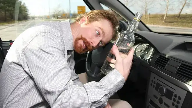 Po jakim czasie po piwie można prowadzić auto? Sprawdź!