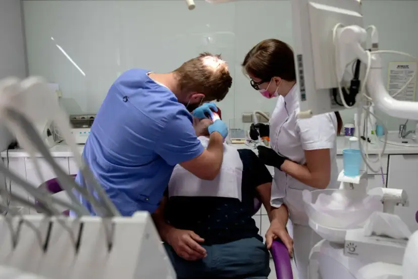 Cennik dentysty prywatnie 2024: Ile kosztuje leczenie zębów?