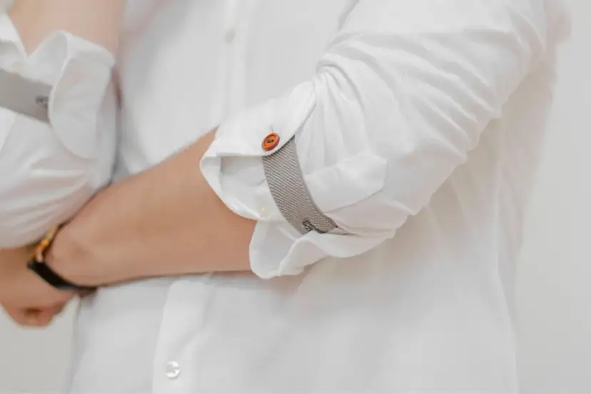 Jak wyprasować rękawy w koszuli, by uniknąć zagnieceń i błędów