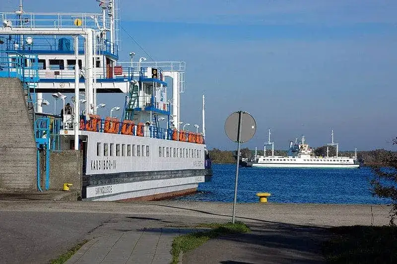 Ile samochodów przewozi prom Karsibór? Sprawdź jego pojemność!