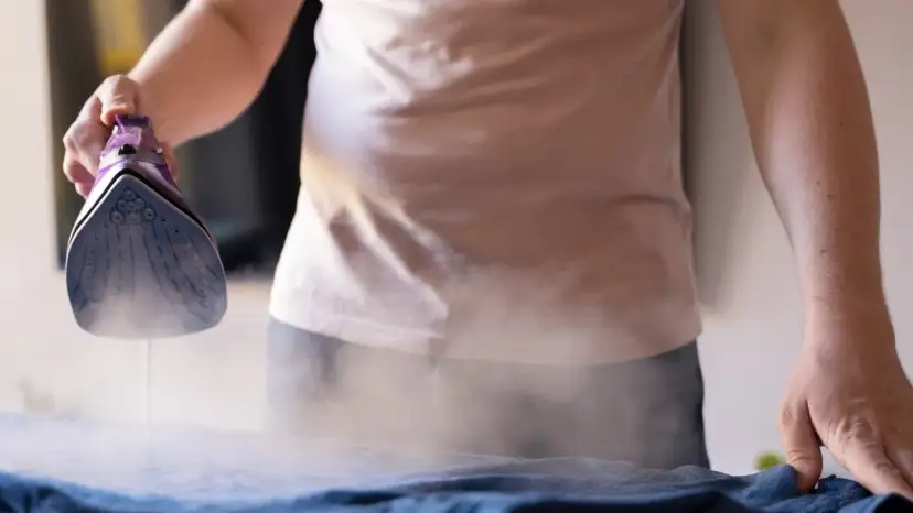 Jak odkleic naklejke z bluzy bez uszkadzania materiału - sprawdzone metody