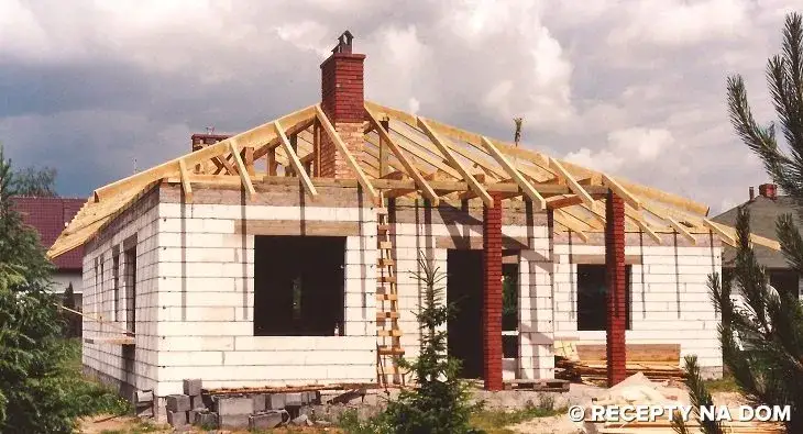 Dom parterowy: strop drewniany czy betonowy - co wybrać, by zaoszczędzić?