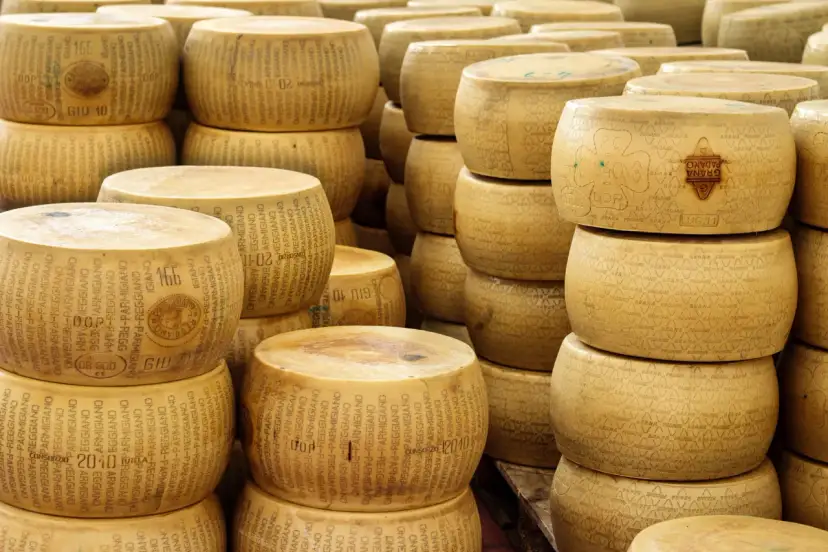 Grana Padano vs Parmigiano Reggiano: Kluczowe różnice i zastosowania