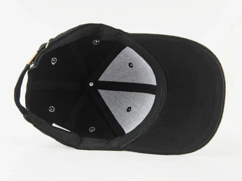 Czapka z daszkiem z potu? Wypierz ją bezpiecznie i bez deformacji!