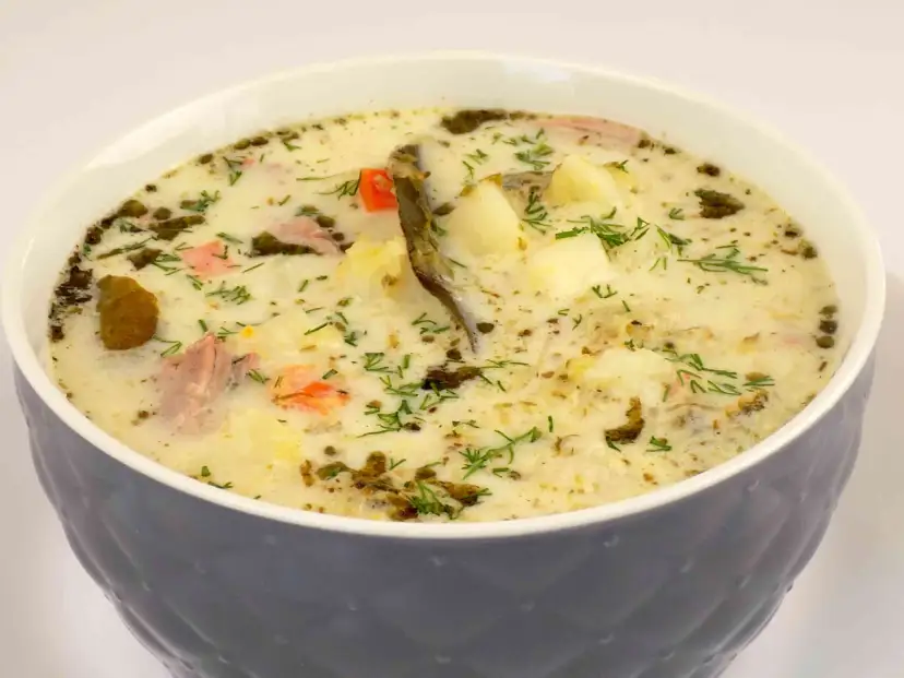 Z czym zupa ogórkowa smakuje najlepiej? Odkryj idealne dodatki