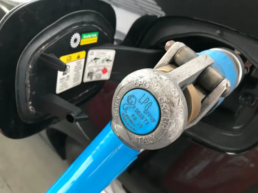 Tankowanie autobusu na gaz LPG. Wlew paliwa z niebieską nakładką i logo LPG Group.