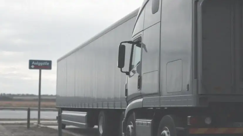 Ile waży naczepa? Od 3,5 do 15 ton kluczowe dane dla transportu