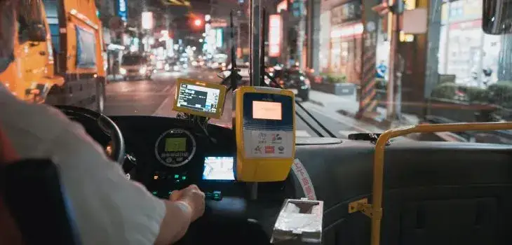 Ile zarabia kierowca autokaru? Odkryj prawdziwe zarobki w Polsce