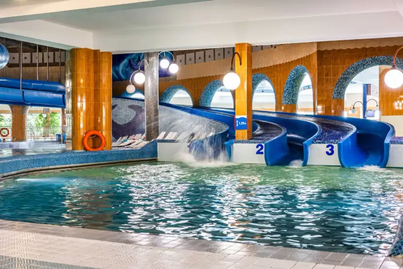 Tropikana Mikołajki: Atrakcje, Ceny i Godziny Otwarcia Aquaparku