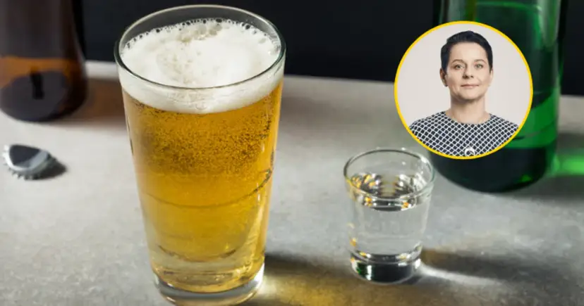 Kobieta w okręgu i kieliszek wódki obok piwa. Zastanawiasz się nad badaniami wątrobowymi na alkohol ile nie pić?