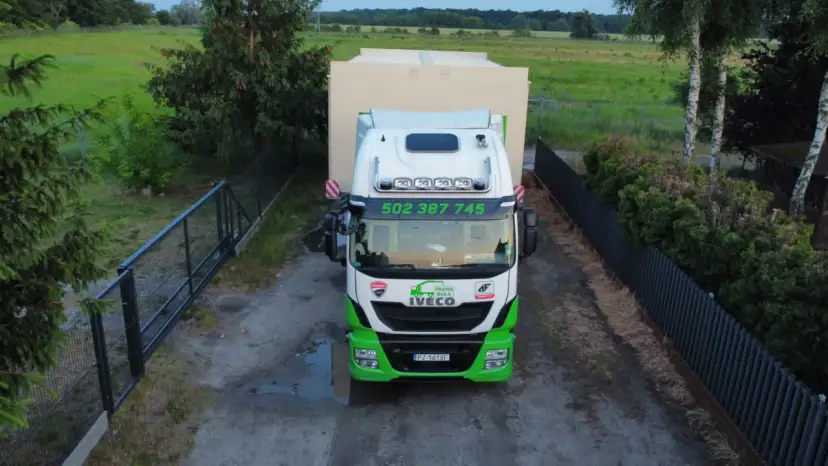 Ile waży naczepa z plandeką? Sprawdź, by uniknąć problemów z transportem