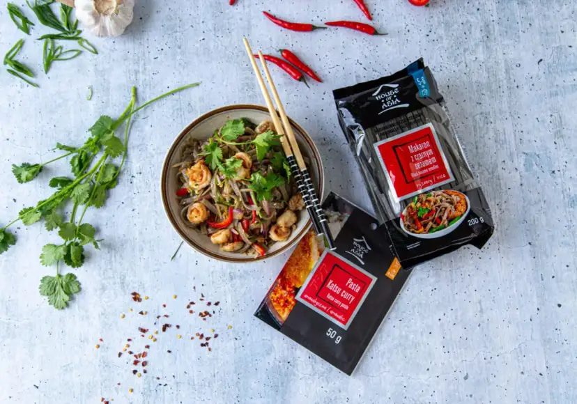 Makaron ryżowy z czarnym sezamem i krewetkami, gotowy do przygotowania według przepisów House of Asia.