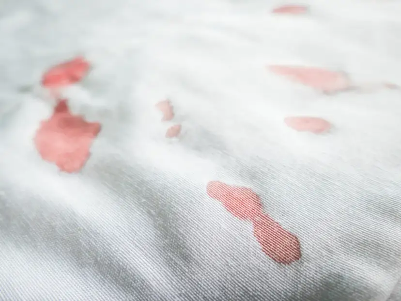 Jak wyczyścić materac z krwi - skuteczne metody na plamy i zapachy