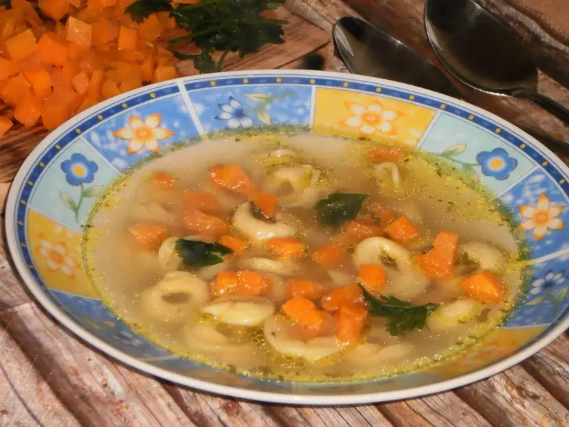 Pyszne tortellini in brodo przepis. Aromatyczny bulion z kawałkami marchewki i świeżą natką pietruszki. Idealne na chłodne dni.