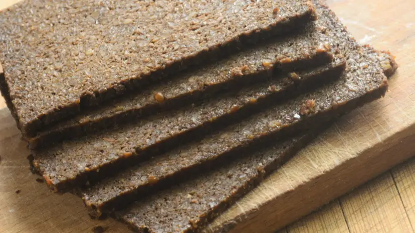 Plasterki ciemnego chleba żytniego, idealne dla osób dbających o niski indeks glikemiczny.