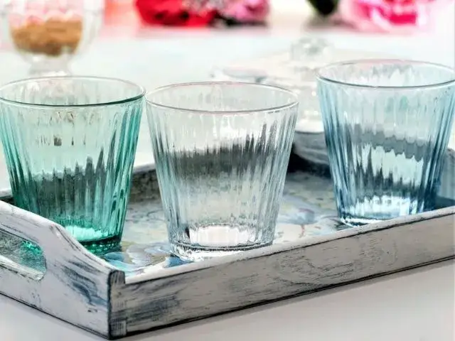 Szklanki do napojów: przewodnik po typach, trendach i idealnym wyborze