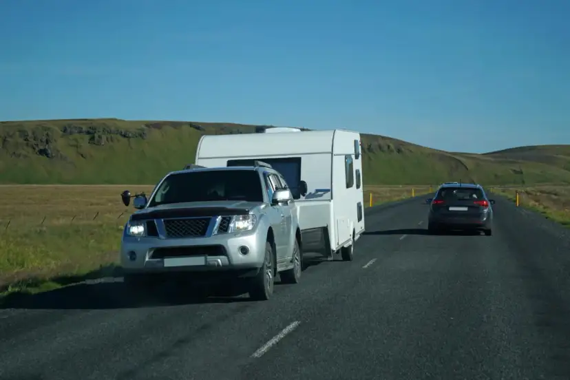Czy bus z przyczepą musi mieć e-toll? Sprawdź ważne zasady i kary