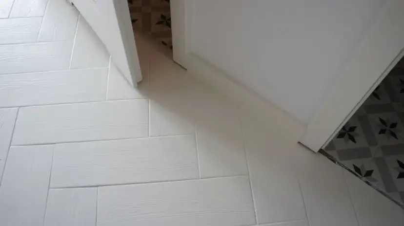 Jak pomalować kafelki na podłodze: uniknij najczęstszych błędów