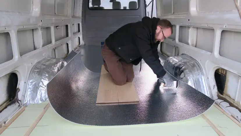 Ile kosztuje wymiana podłogi w przyczepie kempingowej? Sprawdź ceny i materiały