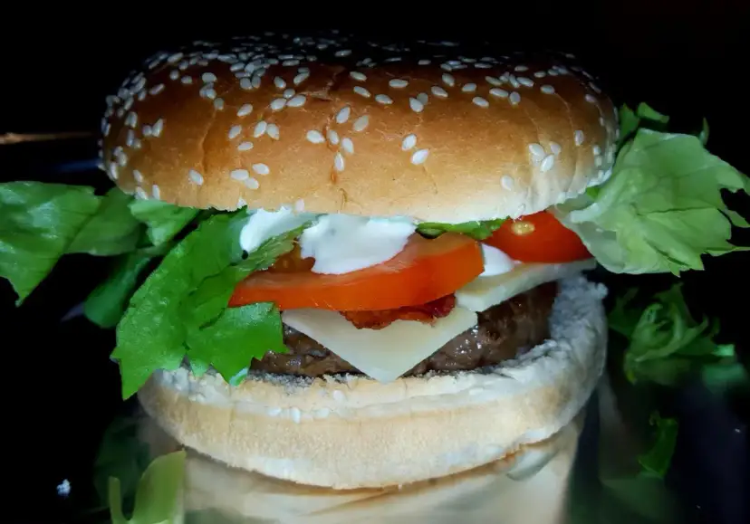 Sos serowy cheddar do burgerów: przepis, który odmieni Twoje danie!