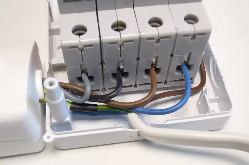 Jak dobrać bezpiecznik do gniazda siłowego 32A? Uniknij błędów i zagrożeń!