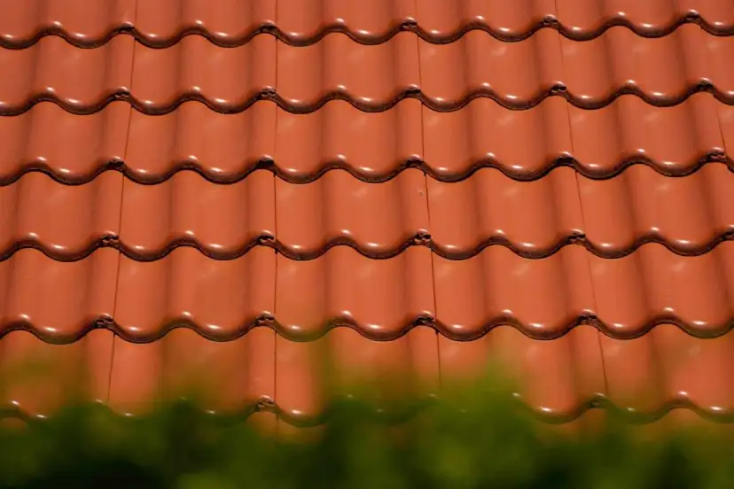 Ile kosztuje metr dachówki ceramicznej? Sprawdź ceny i oszczędź na dachu