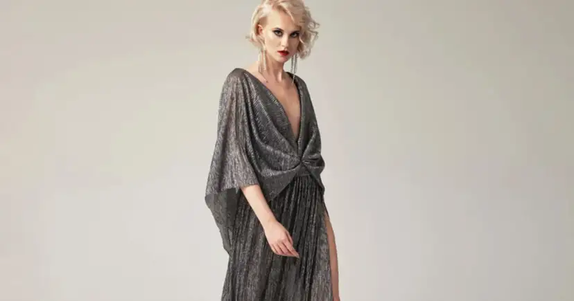 Jaka biżuteria do srebrnej sukienki, aby wyglądać olśniewająco?