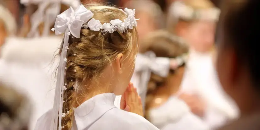 Ile się daje na komunie? Sprawdź, ile to kosztuje w 2025 roku