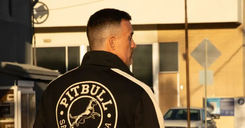 Najlepsze męskie bluzy polskich marek – styl, jakość i ceny