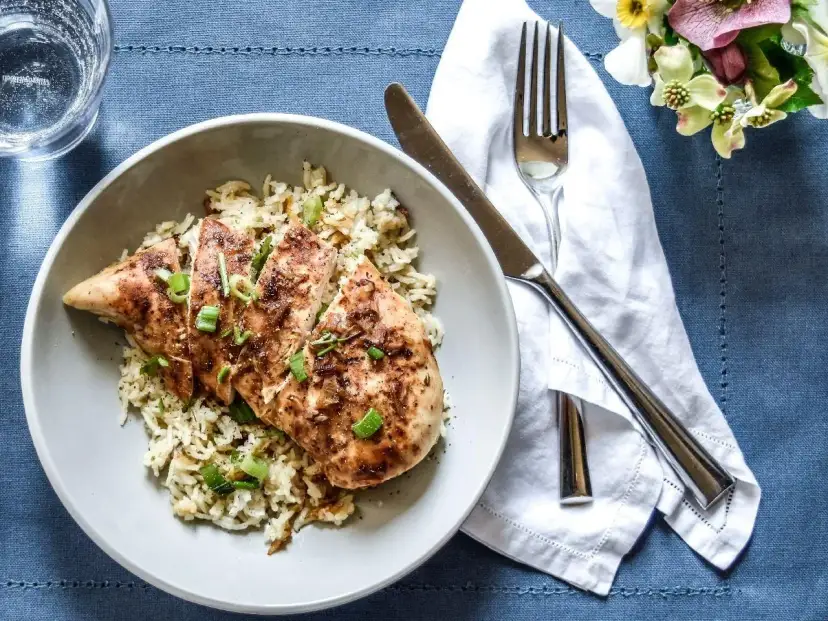 Ile piec pierś z kurczaka w rękawie, aby była soczysta i aromatyczna