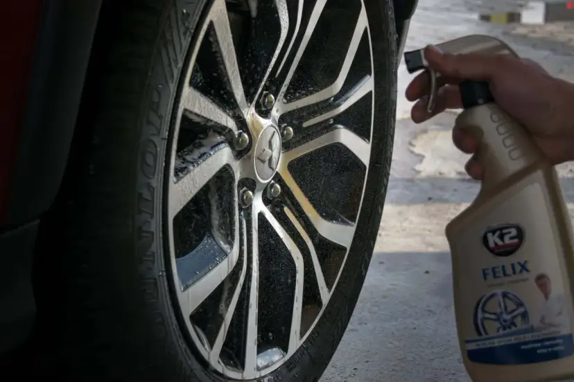 Jak myć auto na myjni bezpiecznie? Lśniący lakier bez zacieków