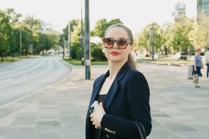 Jaką bluzkę do granatowej marynarki wybrać, aby wyglądać świetnie?