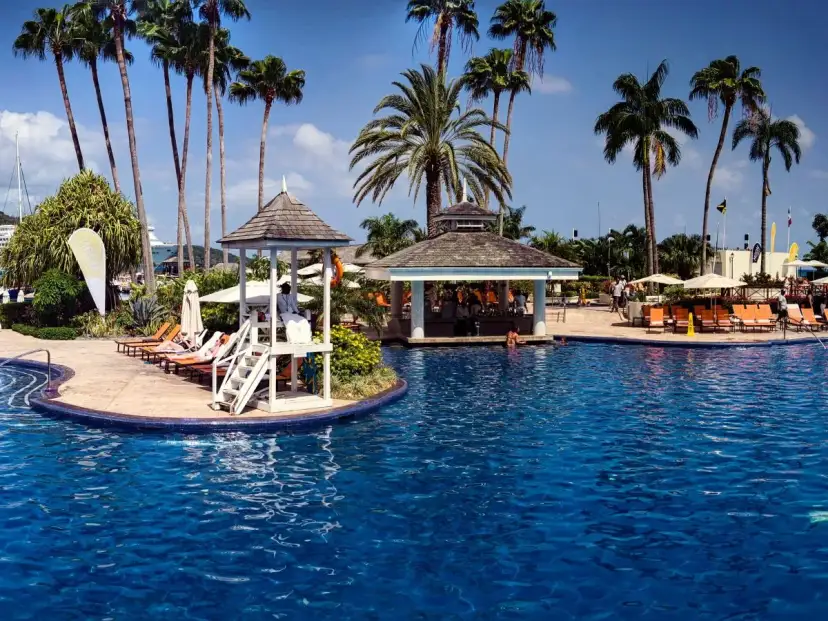 Tropikalny raj: basen, palmy, bar i ratownik. All inclusive soft to znaczy beztroski wypoczynek.