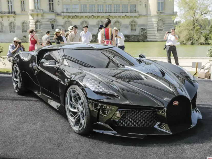 Bugatti La Voiture Noire, z 1500 koni, prezentuje się majestatycznie na tle pałacu.