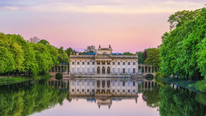 Łazienki Królewskie: Co zobaczyć? Od pałaców po pawie!