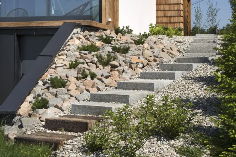 Z czego schody w ogrodzie - najlepsze materiały i ich wady