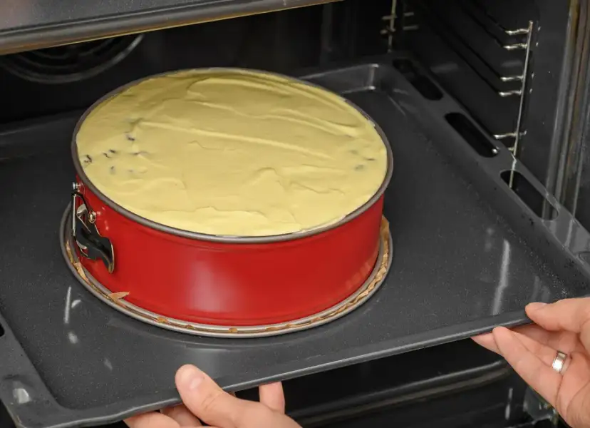 Czy można otworzyć piekarnik podczas pieczenia sernika? Sekrety idealnego ciasta