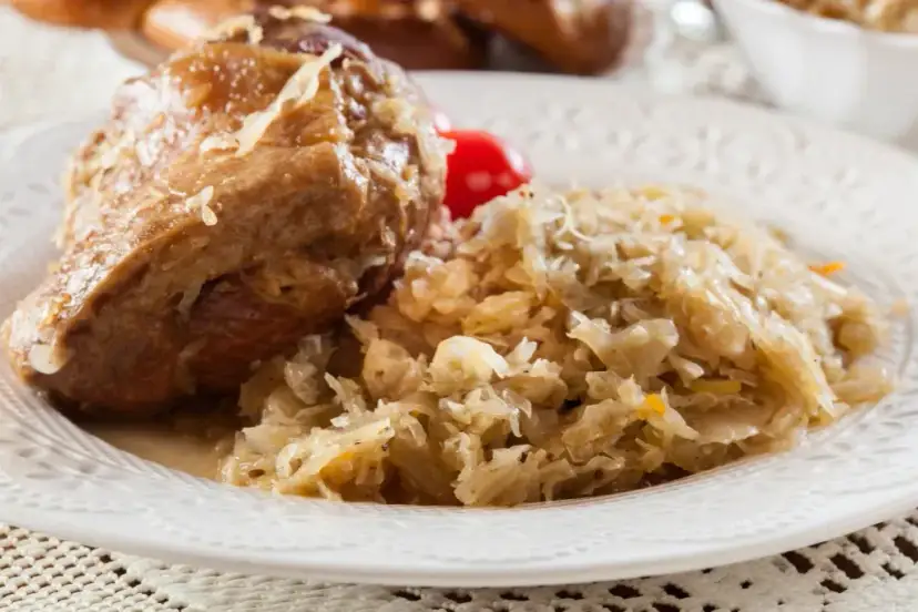 Z czym jeść kapustę kiszoną, aby wydobyć jej najlepszy smak?